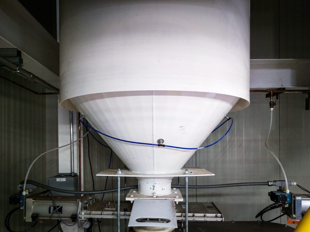 Großer industrieller Trichter mit Schläuchen und Leitungen