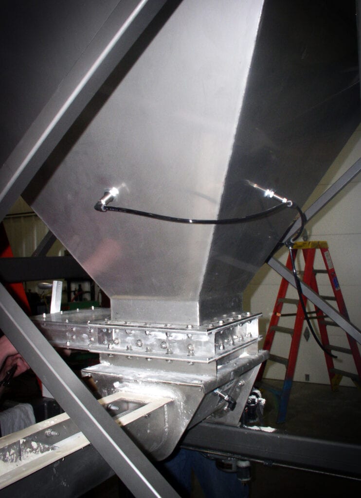 Industrieller Metallschütttrichter in Fertigungsumgebung