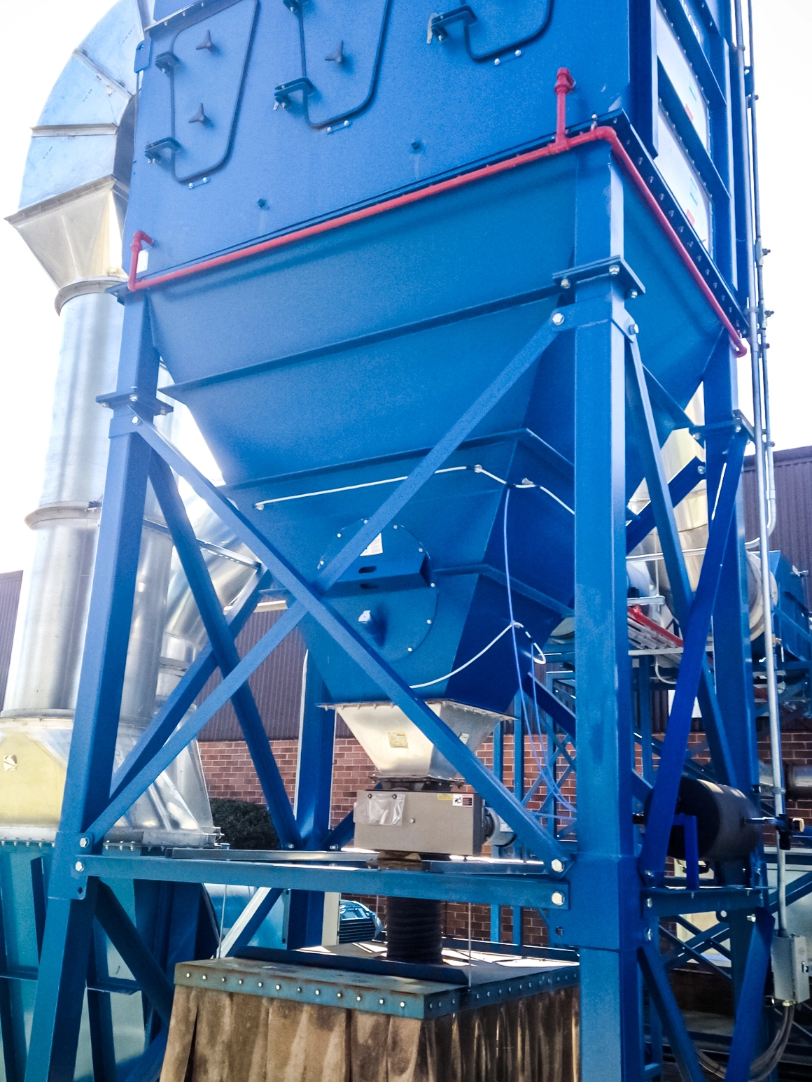 Große blaue Industrieanlage mit Metallstruktur